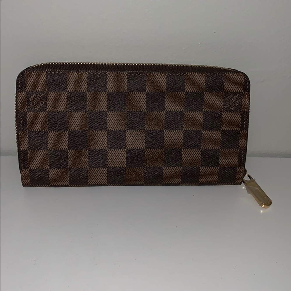 LV Wallet never used.